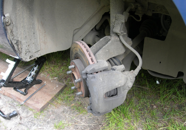 ford_focus_zamena_perednih_kolodok_1