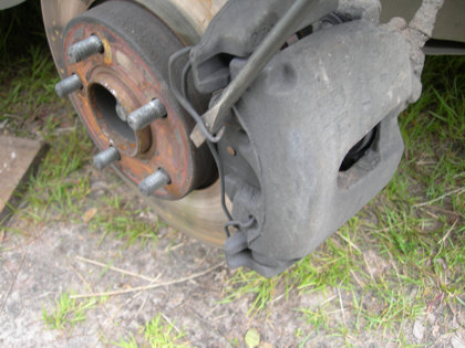 ford_focus_zamena_perednih_kolodok_6