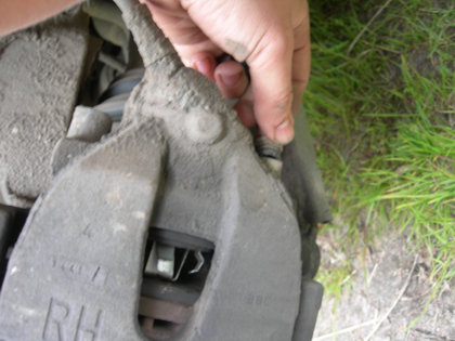 ford_focus_zamena_perednih_kolodok_7