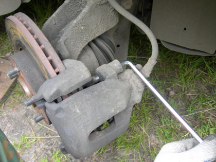 ford_focus_zamena_perednih_kolodok_8