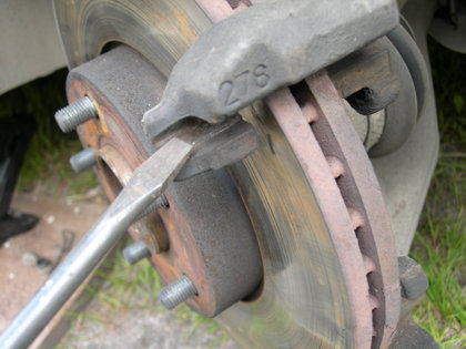 ford_focus_zamena_perednih_kolodok_9