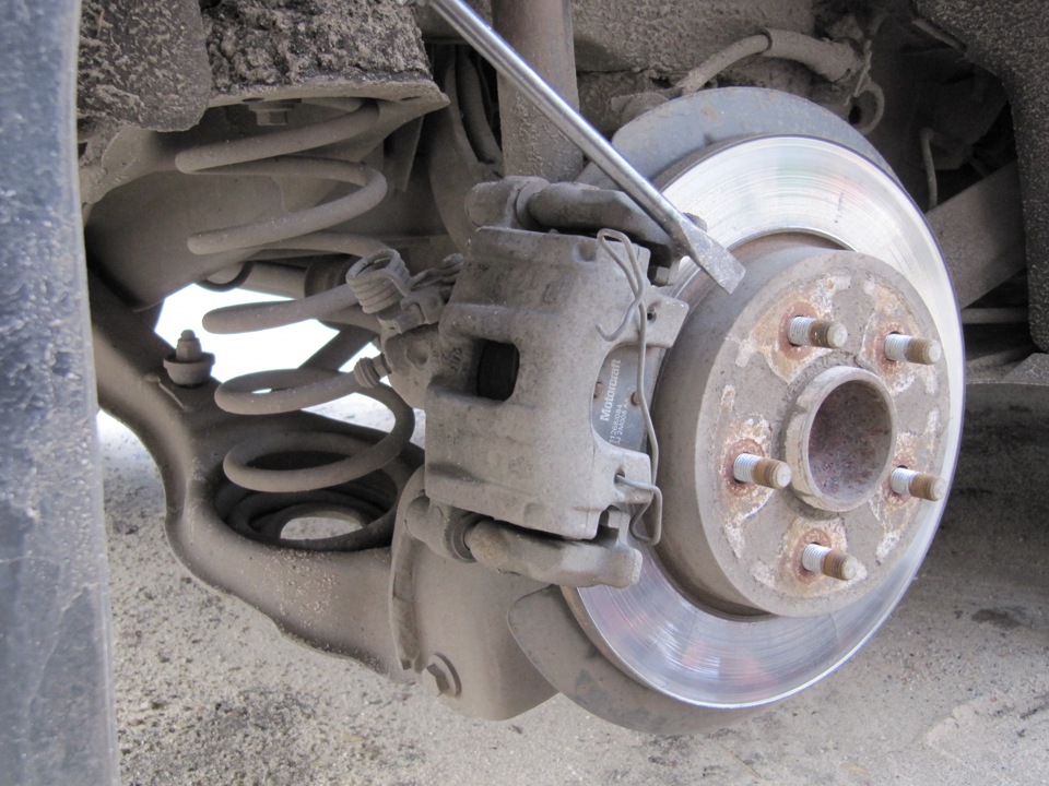 ford_focus_zamena_zadnih_kolodok_1